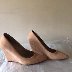 Pour la Victoire Neutral Nubuck Wedges Sz 8